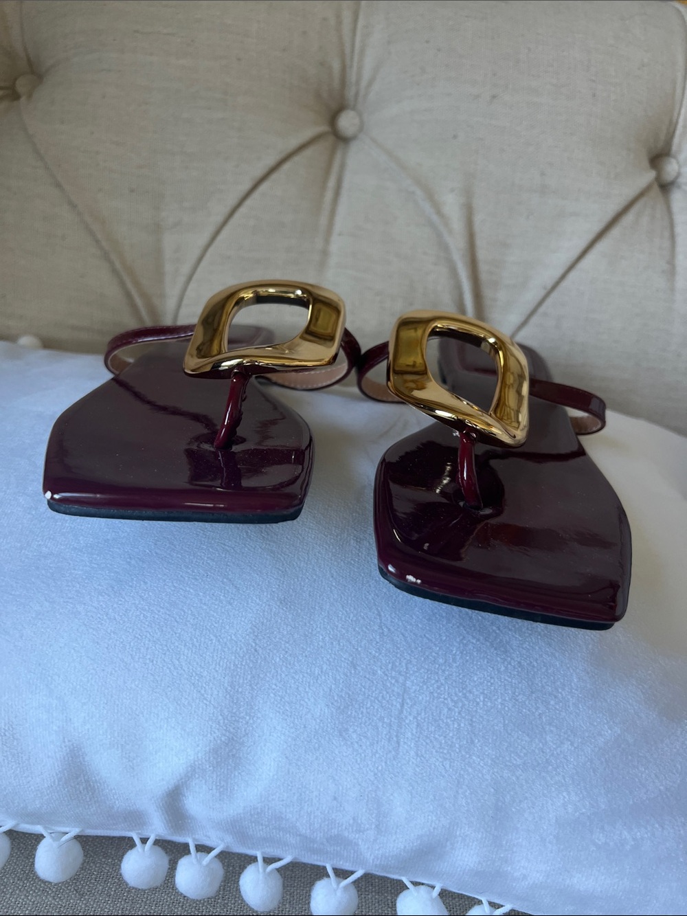 Women’s Burgundy Patent Toe-Loop Sandals with Gold Accent - Picture 2 of 3